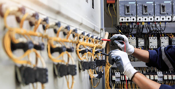 Professional Electrician technician working in Taft Mosswood, CA